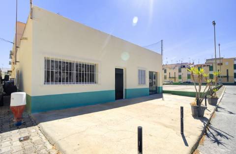 Excelente Oportunidade para Negócio - Espaço Comercial Luminoso à Entrada de Vila Real de Santo António