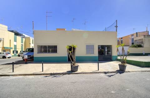 Excelente Oportunidade para Negócio - Espaço Comercial Luminoso à Entrada de Vila Real de Santo António