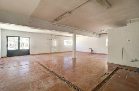 Excelente Oportunidade para Negócio - Espaço Comercial Luminoso à Entrada de Vila Real de Santo António