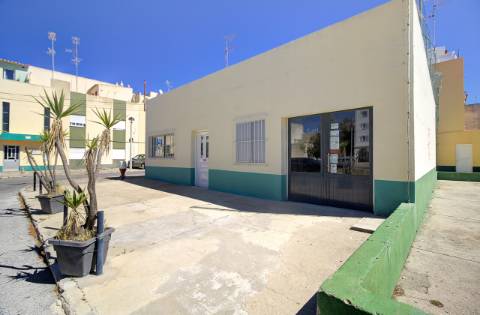 Excelente Oportunidade para Negócio - Espaço Comercial Luminoso à Entrada de Vila Real de Santo António