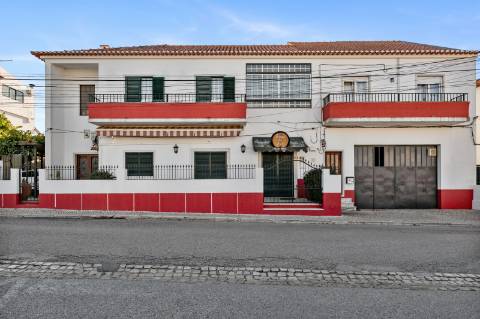 JF Mediação apresenta em exclusivo 
Excelente oportunidade de negócio imóvel com 3 zonas distintas:

Moradia com Habitação T3/4

Restaurante em funcionamento 

Salão de festas
