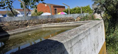 Excelente Terreno todo murado com área de 600 m2 

Distrito de Portalegre Concelho de Alter do Chão freguesia de Chancelaria Chança.
