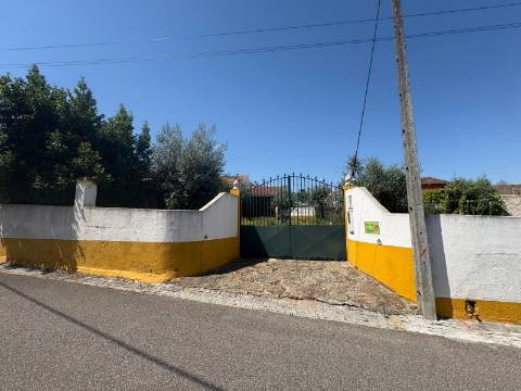 Excelente Terreno todo murado com área de 600 m2 

Distrito de Portalegre Concelho de Alter do Chão freguesia de Chancelaria Chança.
