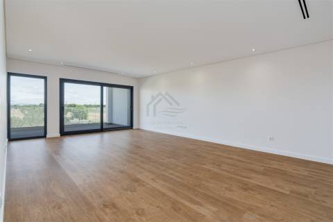 Apartamento T3 com parqueamento e arrecadação - Montijo