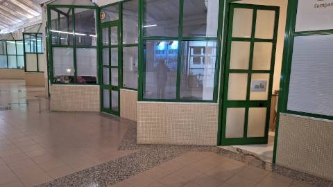 Loja c/ 25,7 m2 e Arrecadação c/ 14,72 m2 em Centro Comercial no Centro do Barreiro | Própria para vários tipos de atividade