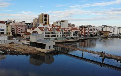 Andar T2 em bom estado de conservação | Prédio de qualidade c/ elevadores | Cozinha equipada | Junto à estação de barcos e comboios | Vistas Panorâmicas sobre o Rio e Cidade !!!
N.B.: Imóvel c/ Inquilino c/ Renda atualizada