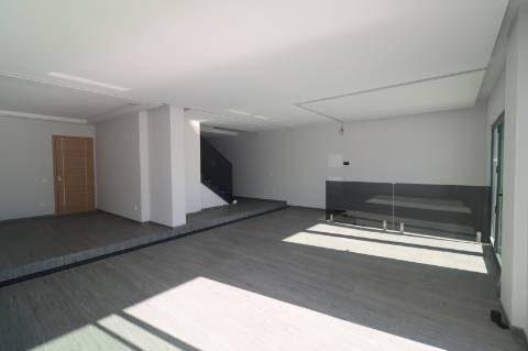 Apartamento T5 Duplex Novo, com exposição solar a sul e vistas deslumbrantes de campo e mar em São Brás de Alportel