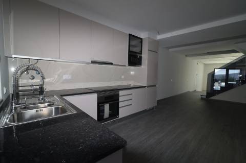 Apartamento T5 Duplex Novo, com exposição solar a sul e vistas deslumbrantes de campo e mar em São Brás de Alportel