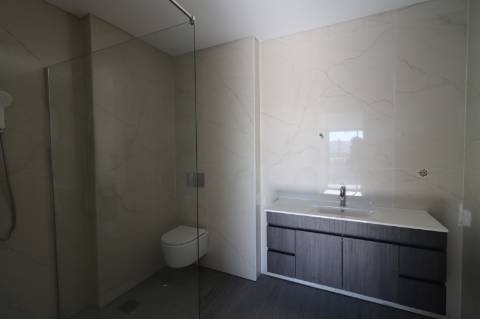 Apartamento T5 Duplex Novo, com exposição solar a sul e vistas deslumbrantes de campo e mar em São Brás de Alportel