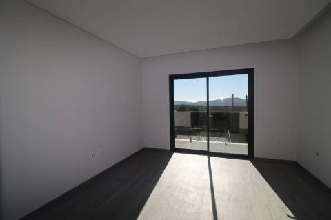 Apartamento T5 Duplex Novo, com exposição solar a sul e vistas deslumbrantes de campo e mar em São Brás de Alportel