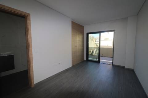 Apartamento T5 Duplex Novo, com exposição solar a sul e vistas deslumbrantes de campo e mar em São Brás de Alportel