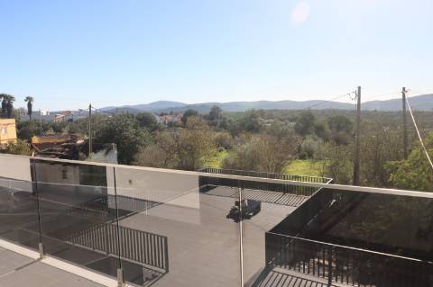 Apartamento T5 Duplex Novo, com exposição solar a sul e vistas deslumbrantes de campo e mar em São Brás de Alportel