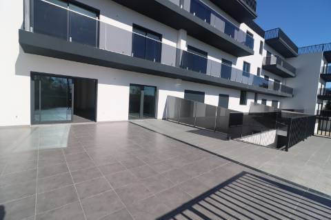 Apartamento T5 Duplex Novo, com exposição solar a sul e vistas deslumbrantes de campo e mar em São Brás de Alportel