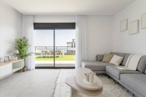 Apartamento T3 com grandioso terraço, junto da praia.