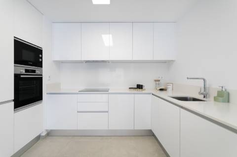 Apartamento T3 com grandioso terraço, junto da praia.