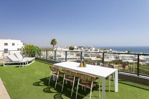 Apartamento T3 com grandioso terraço, junto da praia.