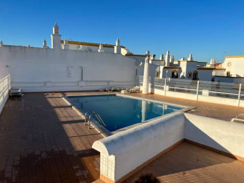 Apartamento T1 +1 remodelado em condomínio com piscina