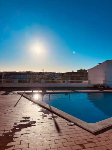 Apartamento T1 +1 remodelado em condomínio com piscina