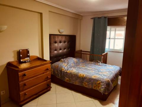 Apartamento T1 +1 remodelado em condomínio com piscina