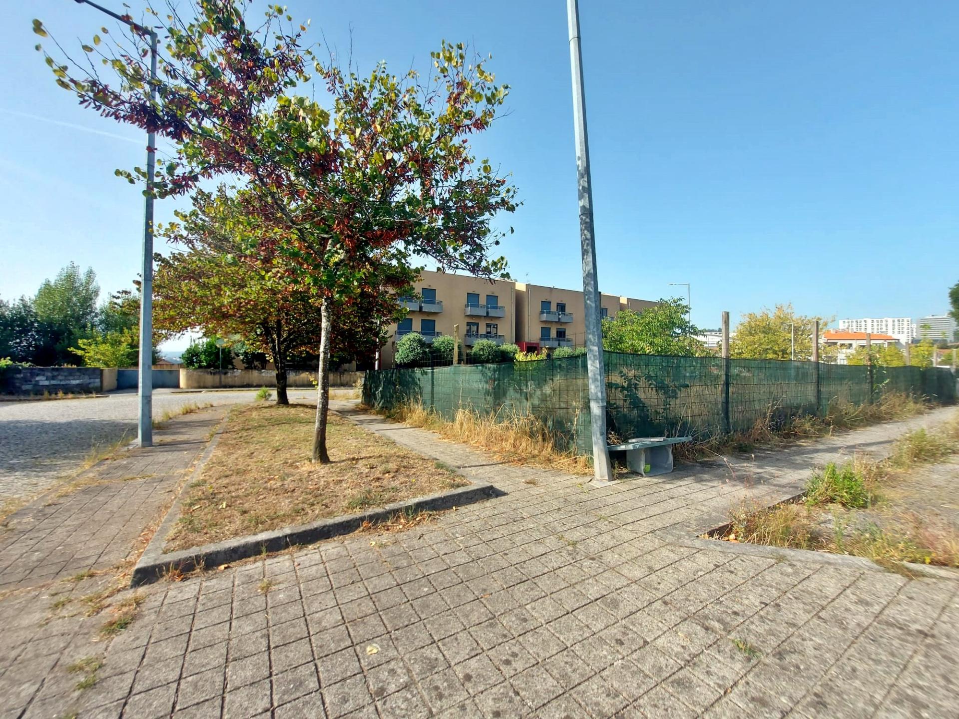 Terreno de 810m2, com viabilidade para construção de prédio de 24 apartamentos. - Campanhã