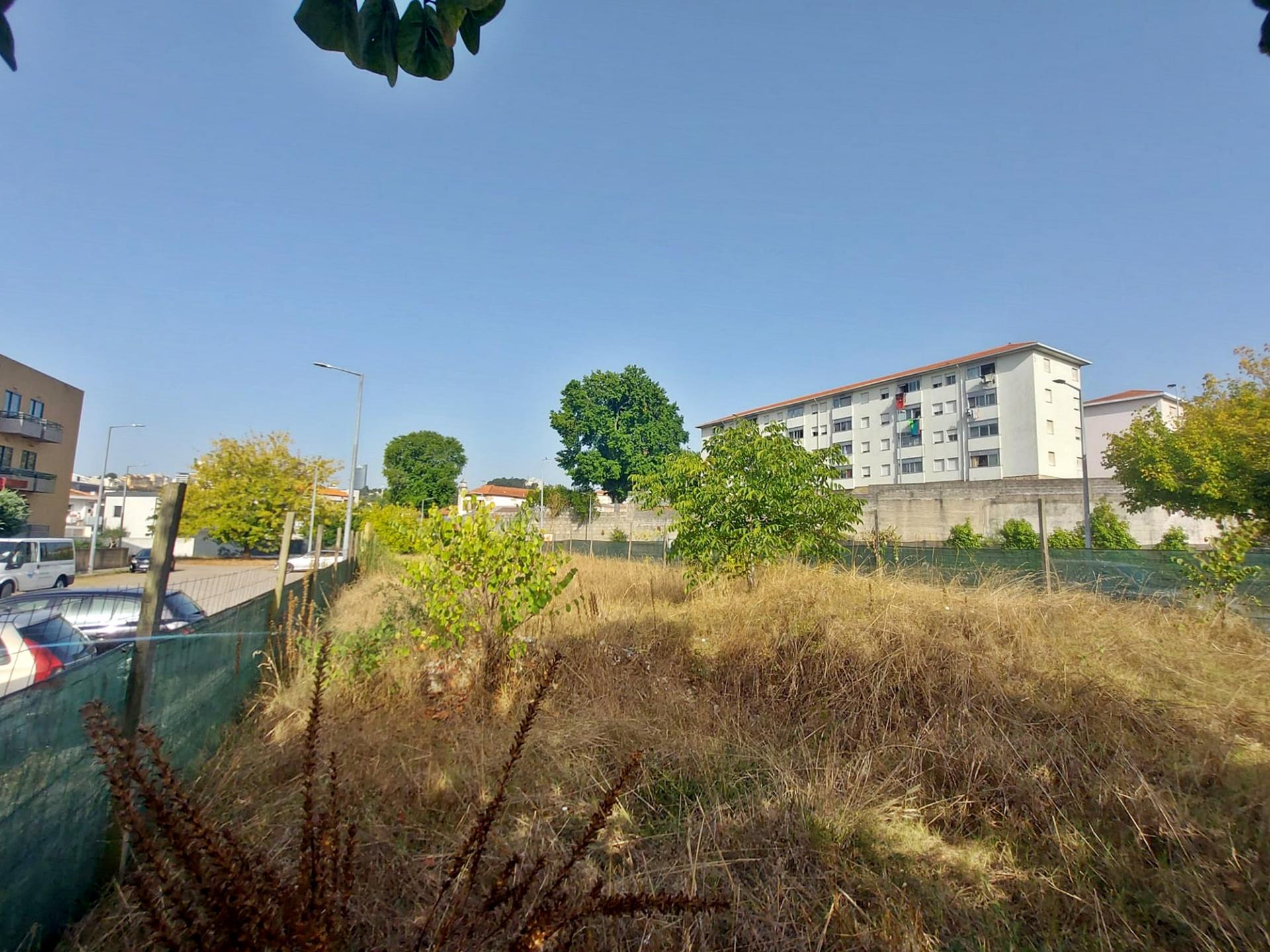 Terreno de 810m2, com viabilidade para construção de prédio de 24 apartamentos. - Campanhã