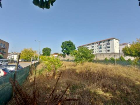 Terreno de 810m2, com viabilidade para construção de prédio de 24 apartamentos. - Campanhã