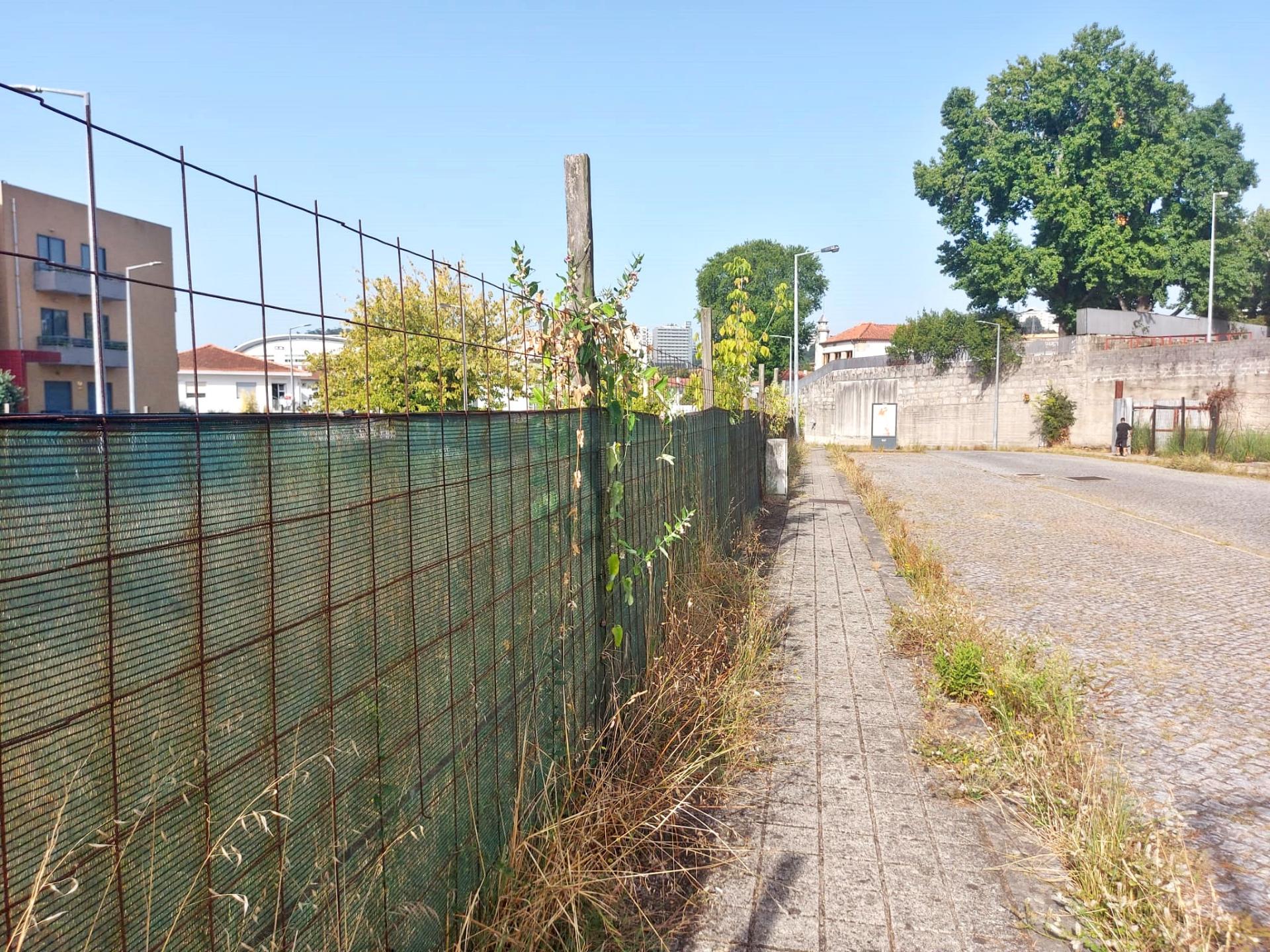 Terreno de 810m2, com viabilidade para construção de prédio de 24 apartamentos. - Campanhã