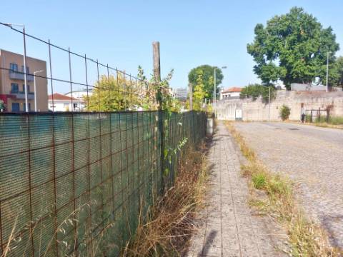 Terreno de 810m2, com viabilidade para construção de prédio de 24 apartamentos. - Campanhã