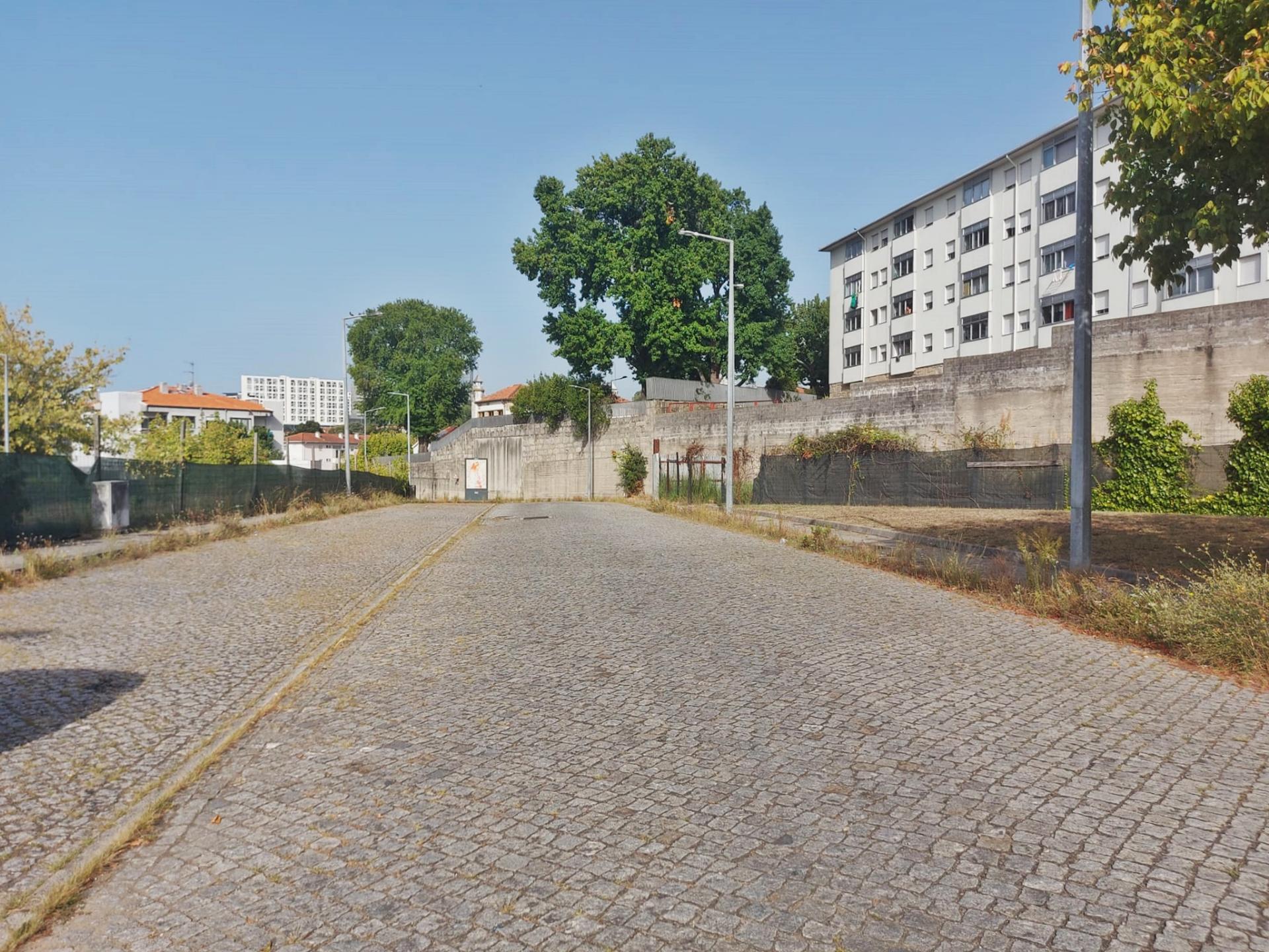 Terreno de 810m2, com viabilidade para construção de prédio de 24 apartamentos. - Campanhã