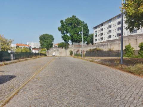 Terreno de 810m2, com viabilidade para construção de prédio de 24 apartamentos. - Campanhã