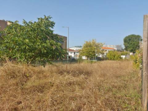 Terreno de 810m2, com viabilidade para construção de prédio de 24 apartamentos. - Campanhã