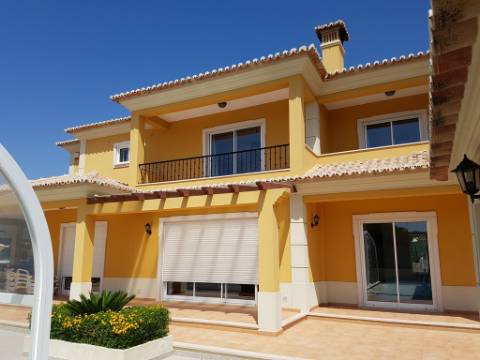 Moradia Rústica em Terreno de 10850 m2 em Vilamoura