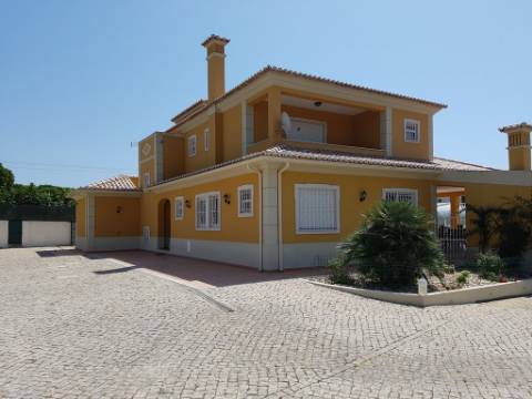 Moradia Rústica em Terreno de 10850 m2 em Vilamoura