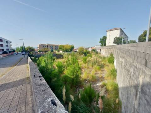 Terreno de gaveto com 1277m2, com viabilidade para prédio com mais de 24 frações. - Campanhã