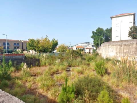 Terreno de gaveto com 1277m2, com viabilidade para prédio com mais de 24 frações. - Campanhã