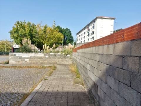 Terreno de gaveto com 1277m2, com viabilidade para prédio com mais de 24 frações. - Campanhã