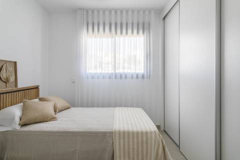 Apartamento T3 com grandioso terraço, junto da praia.