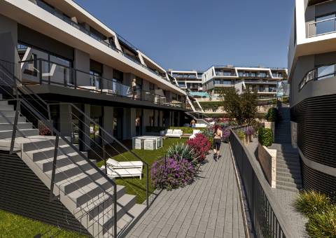 Apartamento T3 com grandioso terraço, junto da praia.