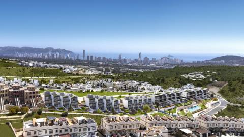 Moradia geminada T3 em construção, com parqueamento.