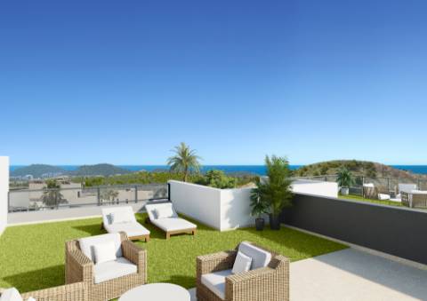 Moradia geminada T3 em construção, com parqueamento.