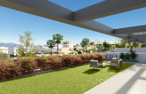 Moradia geminada T3 em construção, com parqueamento.