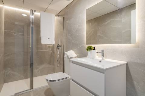 Apartamento T2 com parqueamento, junto da praia.