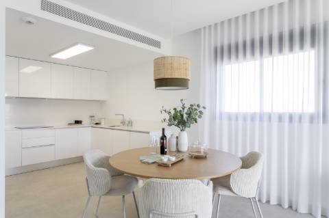 Apartamento T2 com parqueamento, junto da praia.