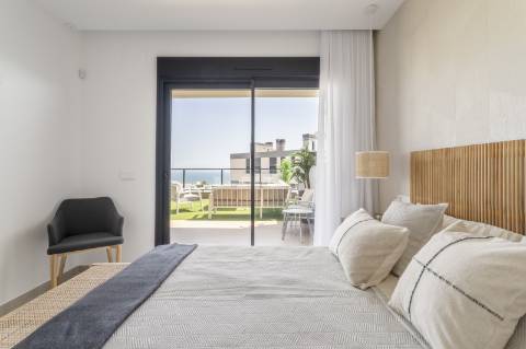 Apartamento T2 com parqueamento, junto da praia.