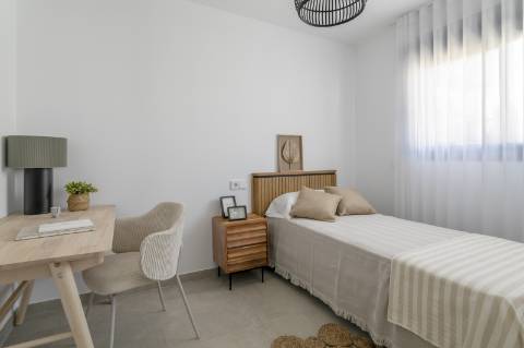 Apartamento T2 com parqueamento, junto da praia.