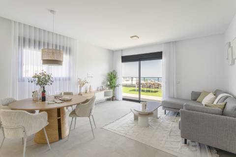 Apartamento T2 com parqueamento, junto da praia.