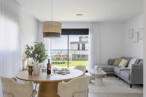Apartamento T2 com parqueamento, junto da praia.