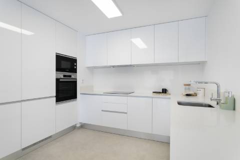 Apartamento T2 com parqueamento, junto da praia.