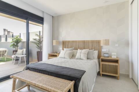 Apartamento T2 com parqueamento, junto da praia.