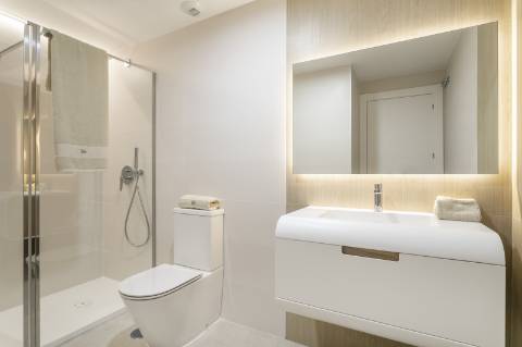 Apartamento T2 com parqueamento, junto da praia.